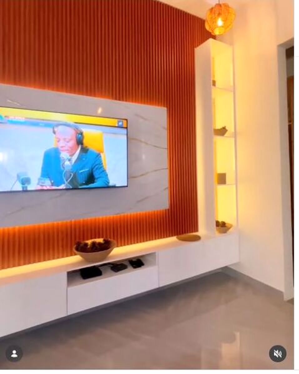 TV wall ya kisasa katika M & N Apartment